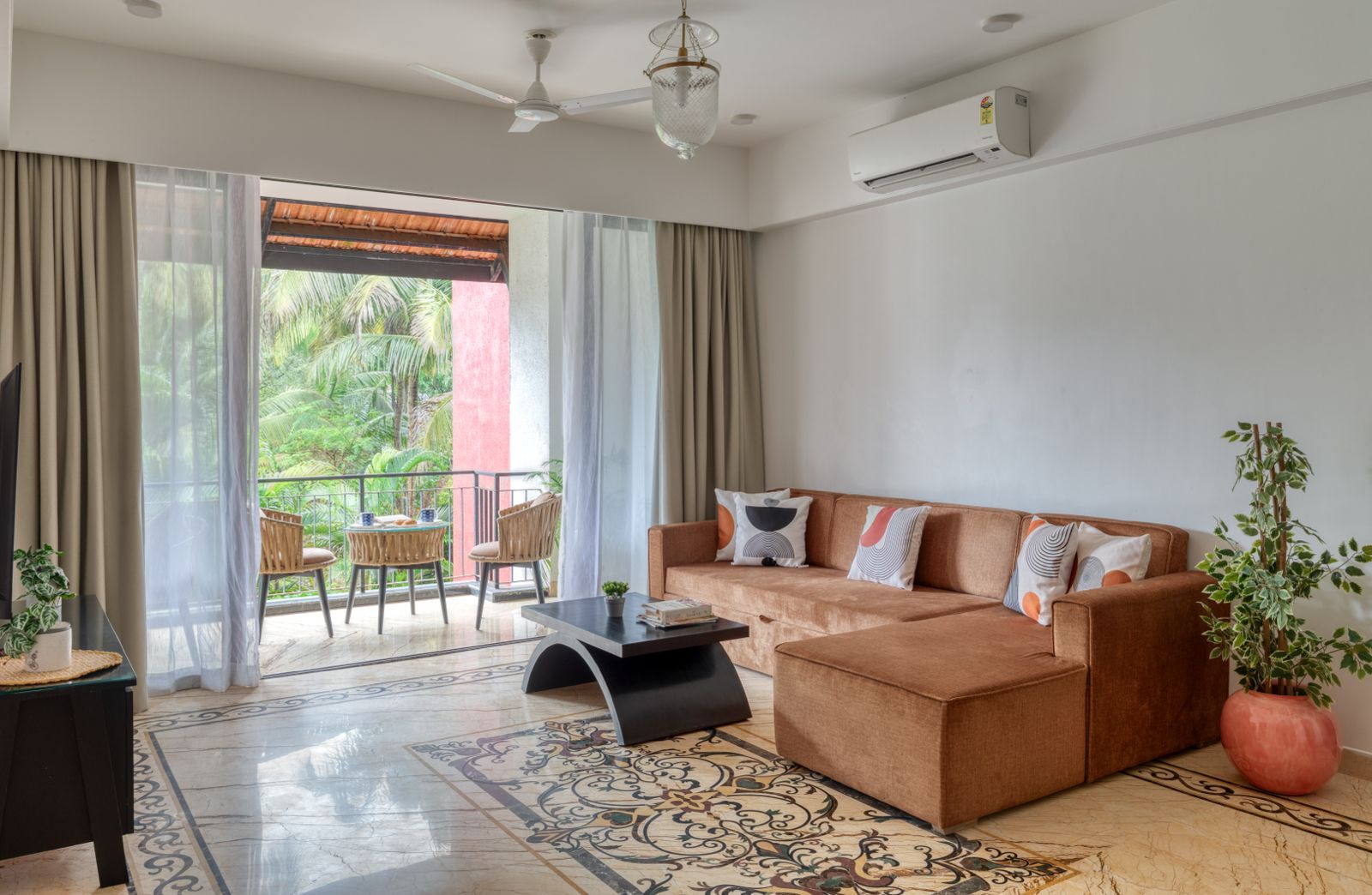 Graceful 1BHK Apartment - Photo 2