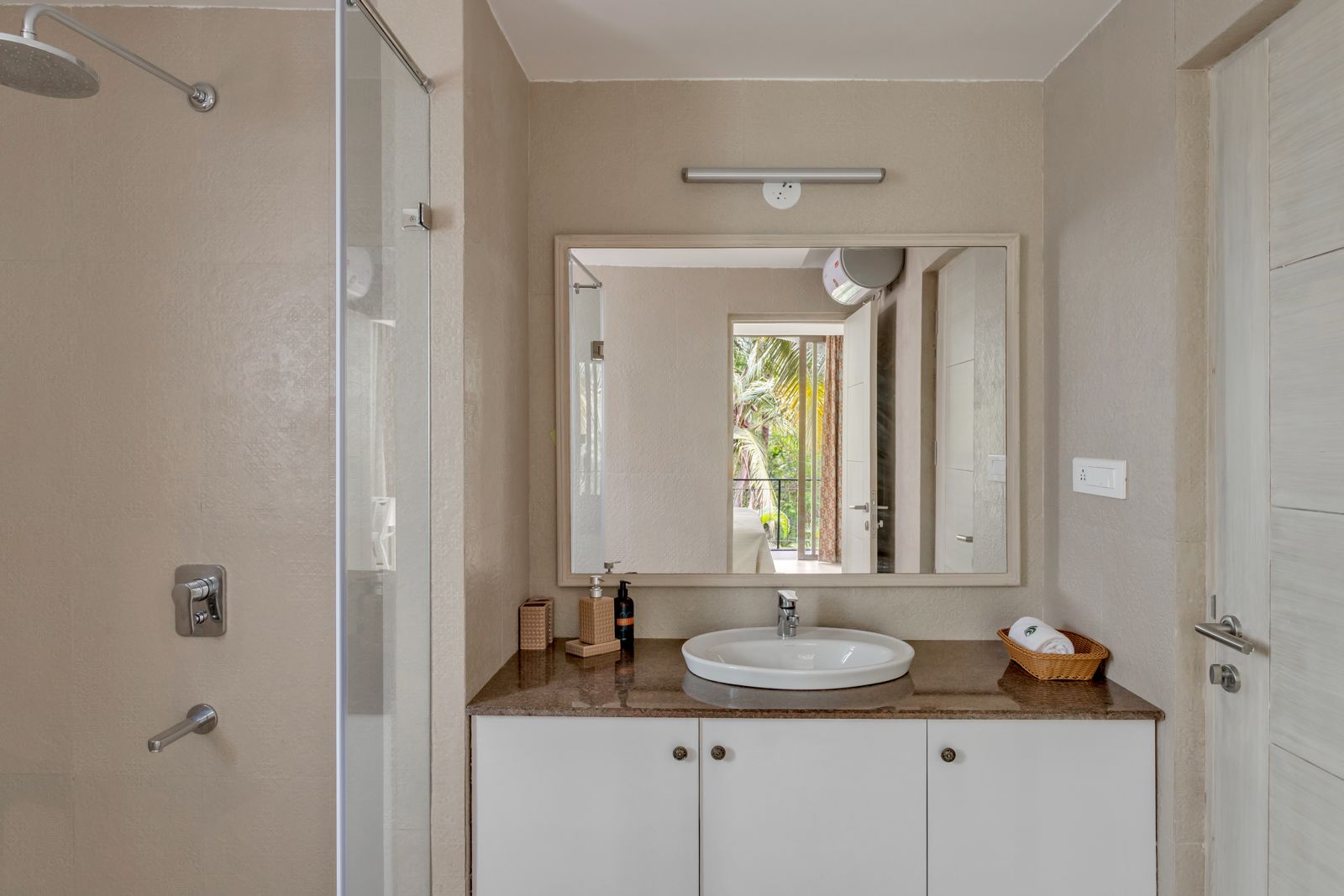 Spacious 1BHK Lux Apartment - Photo 5