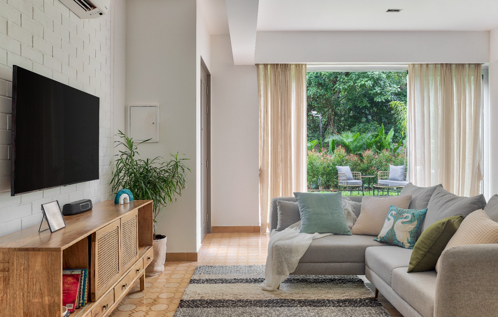 Tisya Luxe 2BR - Photo 10