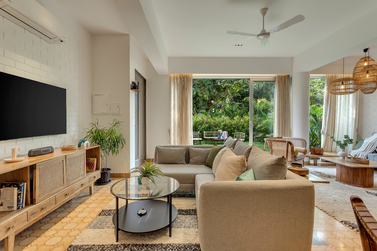 Tisya Luxe 2BR - Photo 18