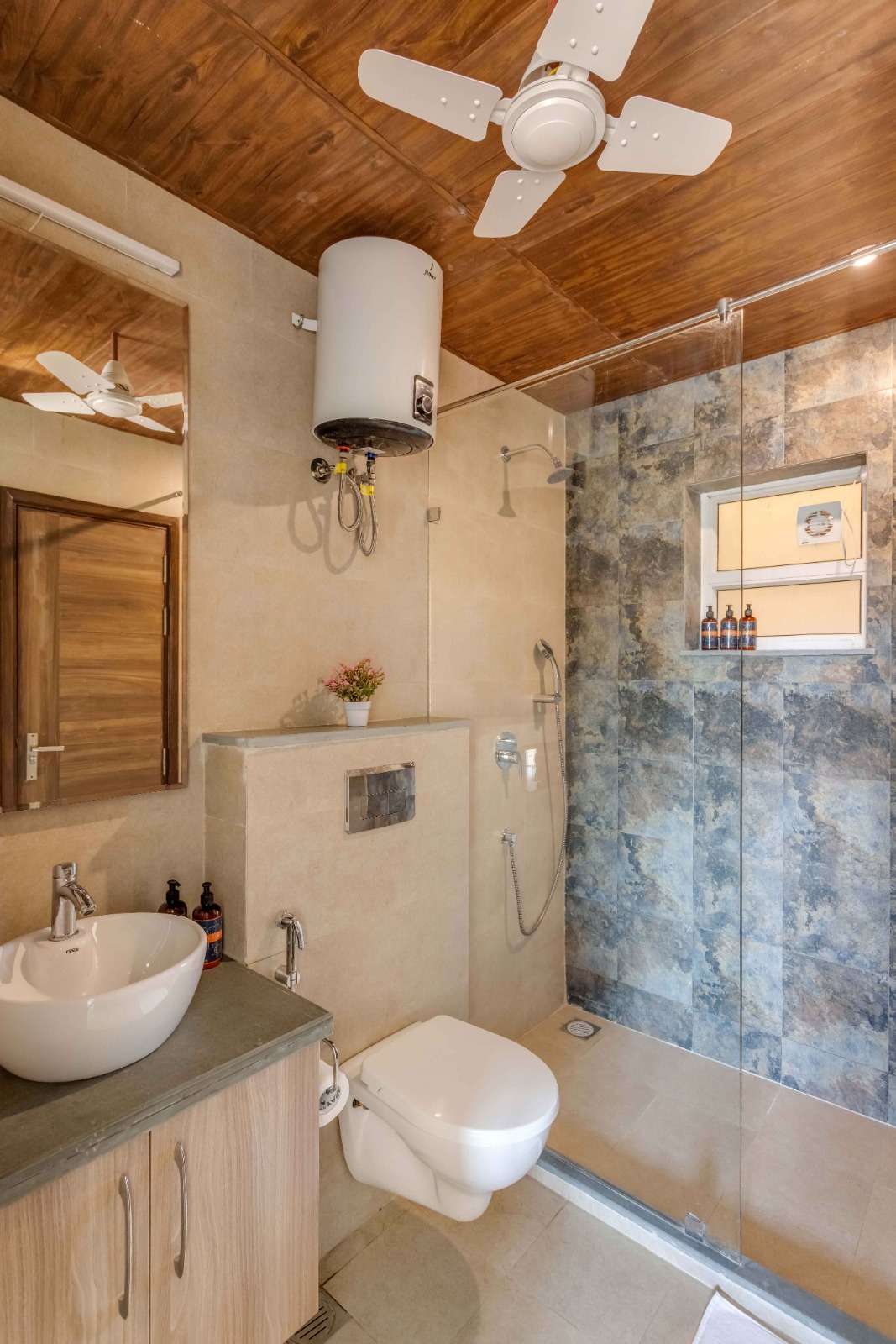 Blue Escape 2BHK Luxe Apartment - Photo 2