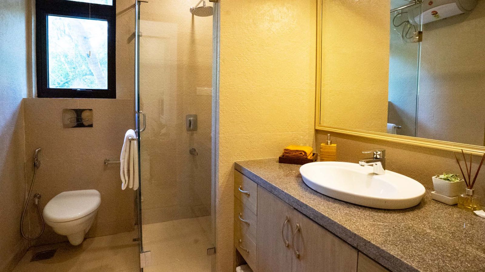 Plush Luxury 1BHK by Luxevillaz - Photo 4