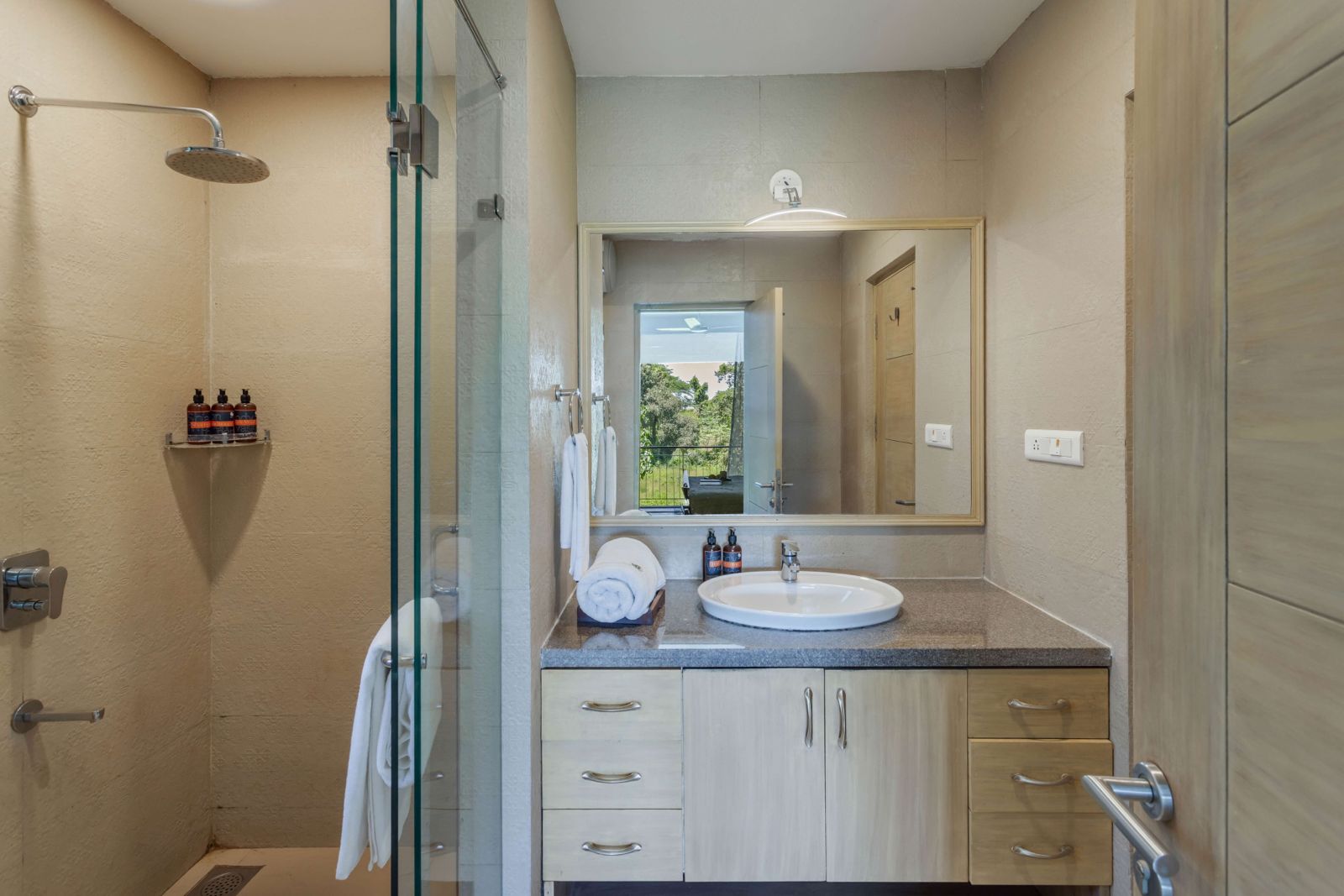 Plush Luxury 1BHK by Luxevillaz - Photo 12