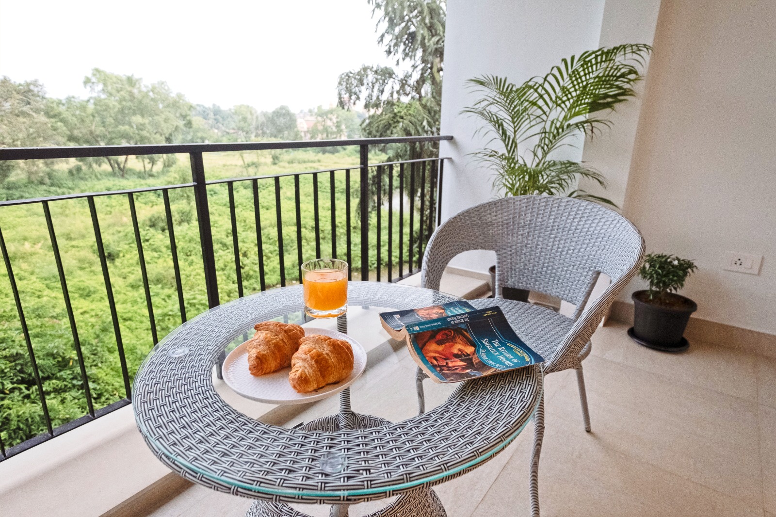 Serene 2 BHK Apartment by Luxevillaz - Photo 7