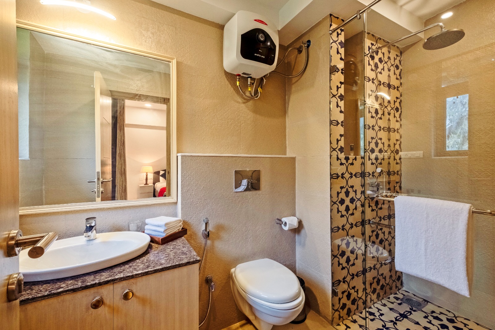Serene 2 BHK Apartment by Luxevillaz - Photo 4