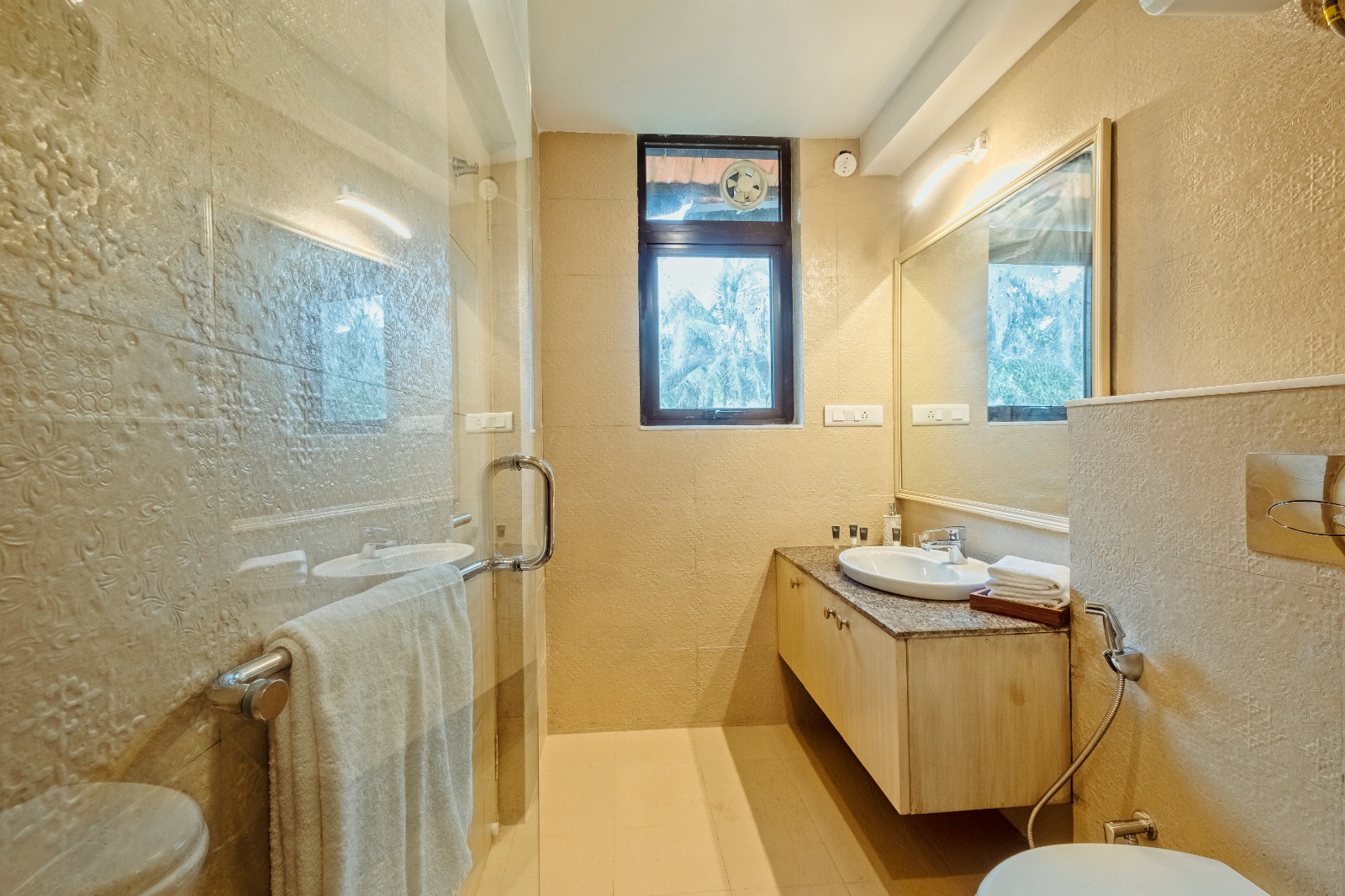 Serene 2 BHK Apartment by Luxevillaz - Photo 8