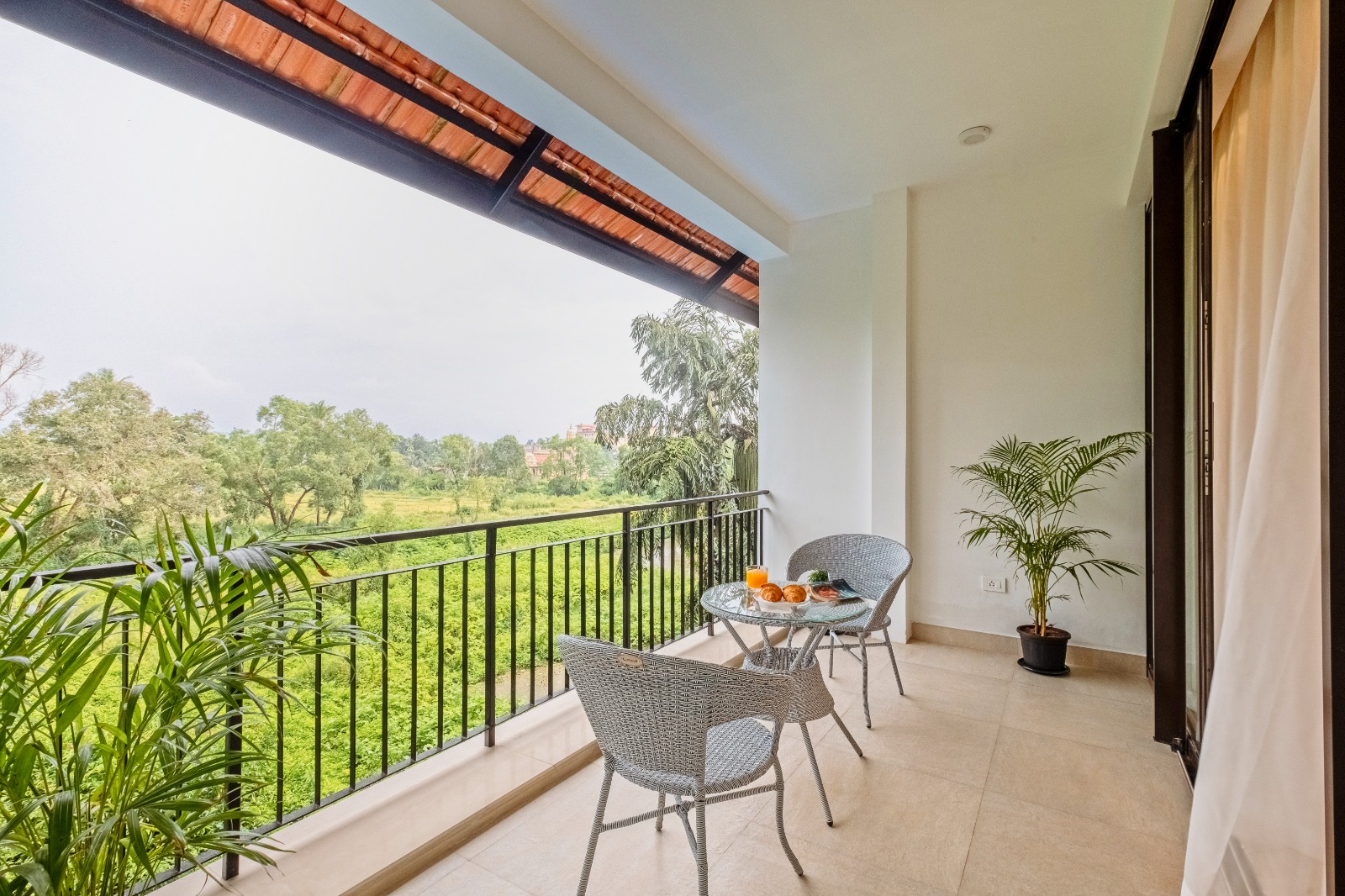 Serene 2 BHK Apartment by Luxevillaz - Photo 6